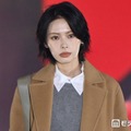 安斉星来、キャメルカラーのコート×ミニ丈ワンピで美脚披露 イエローの差し色映える【ガルアワ2026A/W】 画像