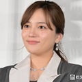 第1子妊娠中の川口春奈、スリットロングスカート＆ジャケット姿で登場「孤独になりながらも葛藤していた時期もあった」1年前を振り返る【ママがもうこの世界にいなくても　私の命の日記】 画像