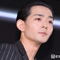 「VIVANT」新庄役・竜星涼、パリ凱旋門降臨「オーラがすごい」「スタイル良すぎて脚が収まってない」の声 画像