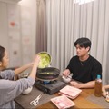 板野友美、夫・高橋奎二選手＆娘との家族団らん初公開 深夜2時まで美容に取り組む姿も【エイジレスボーイズ】 画像