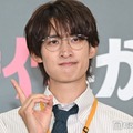 関西弁を封印する向井康二（C）モデルプレス