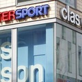 PSGサポが襲撃！パリのスポーツ店、破壊される衝撃映像が話題