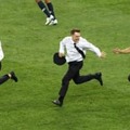 ロシアW杯決勝で乱入のバンド、メンバーが毒殺未遂で入院か 画像