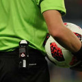 サッカー界に新たな「伝説動画」誕生！なんとPKが主審の顔面に当たってゴール 画像