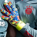 なんじゃこりゃ…ノイアーの「新GKグローブ」が凄いことに 画像