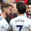 ダチョウ倶楽部か！プレミアリーグ、激怒からのキスでイエロー 画像