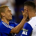 香川真司、サラゴサ若手ともう仲良し！愛しの「顔ペシペシ」がこれ 画像