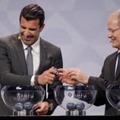 日本離れたフィーゴ、UEFA抽選会で赤っ恥…「かわいい赤面シーン」がこれ 画像