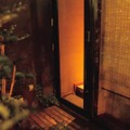 周囲から隠れた生垣を通り秘密の入り口へ！お忍び感がたまらない肉割烹が赤坂にあった！ 画像