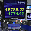 一時、3年4カ月ぶりに1万7000円を割り込んだ日経平均株価を示すボード＝13日午前、東京・東新橋の外為どっとコム