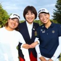 鈴木愛、渋野日向子と写る小林浩美会長（撮影：村上航)