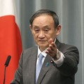 記者会見する菅官房長官＝16日午前、首相官邸