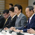 新型コロナウイルス感染症対策本部の会合で発言する安倍首相＝18日午後、首相官邸