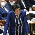 参院予算委で答弁する安倍首相＝27日午前