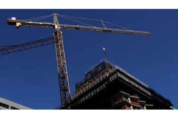 「ビルからクレーンで吊るされてリフティング」が超クレイジー 画像