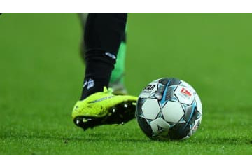 「このキック成功しないと別れる」と言われた彼氏、ヤバいシュートを放つ 画像