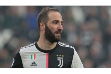 イグアイン、練習で決めた「ヒール持ち出しシュート」がなにげにクール 画像