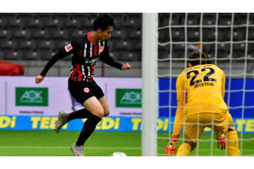 鎌田大地、ブンデスで爆発！6人を切り裂いた魔法ドリブルがこれ(動画あり) 画像