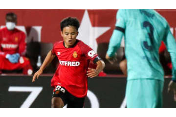 久保建英にボールは譲らん！至宝デヨングの「鬼スライディング」がえぐい 画像