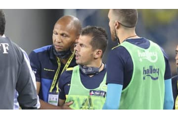 39歳エムレ・ベレゾール、荒ぶる！一瞬もプレーせず「超速退場」がこれ 画像