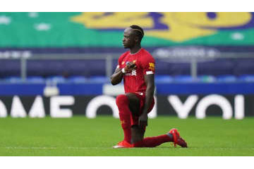 リヴァプールFWマネ、「ひざまずく」を忘れて1人激走する 画像