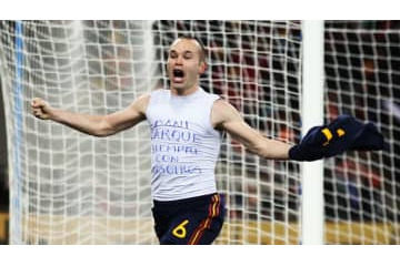 イニエスタのゴールに歓喜して下半身不随になった男性、イニエスタに感謝する 画像