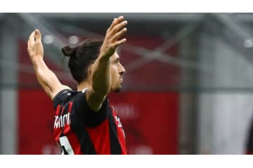 イブラヒモヴィッチ、海パン一丁でやる「海中バイシクル」がこちら 画像