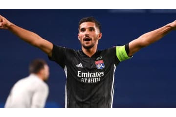 アーセナル、リヨンの天才MFに正式オファー！あの選手とトレードで 画像