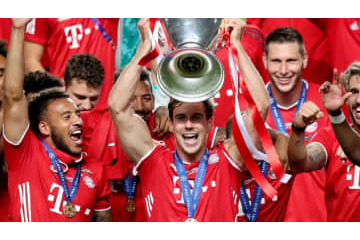 CL優勝のバイエルン、筋肉王ゴレツカの「鬼マッスル自慢シーン」を見たか 画像