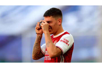 超速マネを瞬殺！アーセナルDFベジェリンの「マッハ股抜き」が半端ない 画像