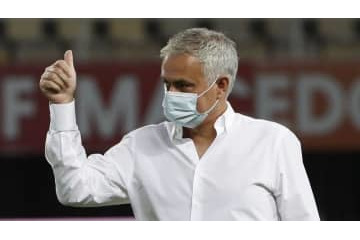 モウリーニョ監督の”神対応”！記者の「亡くなった父に捧げる写真」を撮影 画像