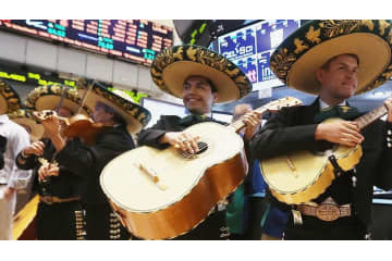 バレンシアサポ、「楽器でディレクターを襲撃」する場面がこれ 画像