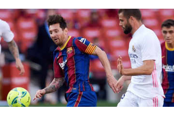 メッシ、クラシコでレアルFWに餌食にされてしまう 画像