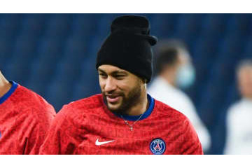 ネイマール、Pコートと真っピンクなスニーカーで現る 画像