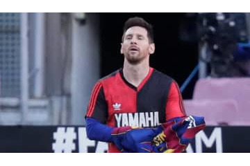 メッシがマラドーナのユニフォームを着た感動シーン、罰金処分に 画像