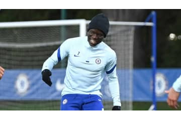 ひゃー！カンテ、味方に股抜きされる 画像