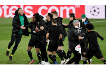 ボルシアMG、「他会場の結果をタブレットで見てる瞬間」が面白い 画像