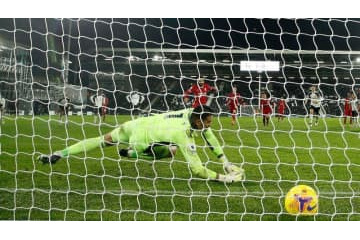 「超画期的なPKセーブ」が話題！“驚愕の体勢”で 画像