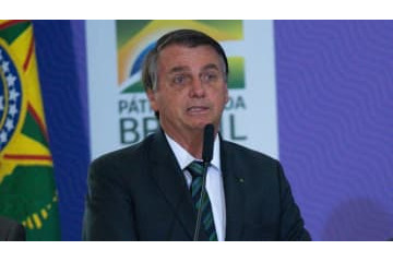 ブラジル大統領、慈善試合でゴール！忖度ありの飛び出しシュート 画像