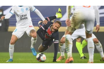 因縁ネイマールをぶっ潰す！マルセイユDFアルバロ、恐怖の鬼タックルがこれ 画像