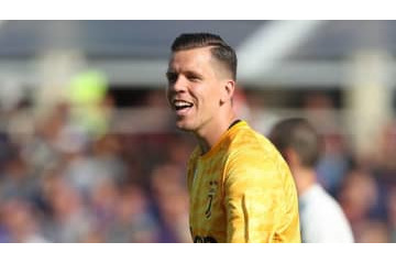 最高かよ！シュチェスニ、味方の超オウンゴールを神セーブで救って笑う 画像