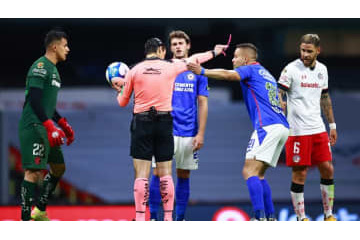 決定的チャンスで主審がまさかのシュートセーブ！すると…こういうことになります 画像