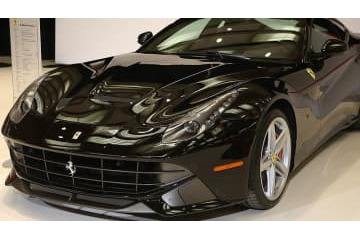 クロースとメンディ、イカツい漆黒フェラーリで乗り付ける 画像