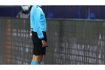 ピッチ上の放尿を激写された主審、尿失禁に苦しんでいた…審判協会は「執拗」とSNS批判 画像