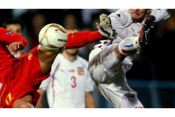 首ぐにゃりで一発退場…トルコの「戦慄カンフータックル」がヤバすぎる 画像