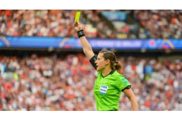 W杯予選で史上初！女性審判2人が主審に抜擢される 画像