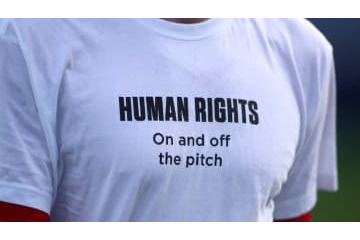 カタールの人権問題に反発…W杯予選を戦うノルウェーとオランダが「抗議Tシャツ」を着る 画像