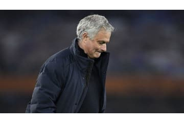 電撃解任のモウリーニョ、集まる記者を「逆撮影」 画像