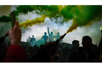 ユナイテッド暴徒「放送局のブースに発炎筒を投げ込む」…付近に直撃 画像