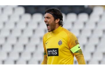 浅野拓磨古巣の緊迫場面…ボールを押し付けられて吹っ飛ぶ選手が話題 画像